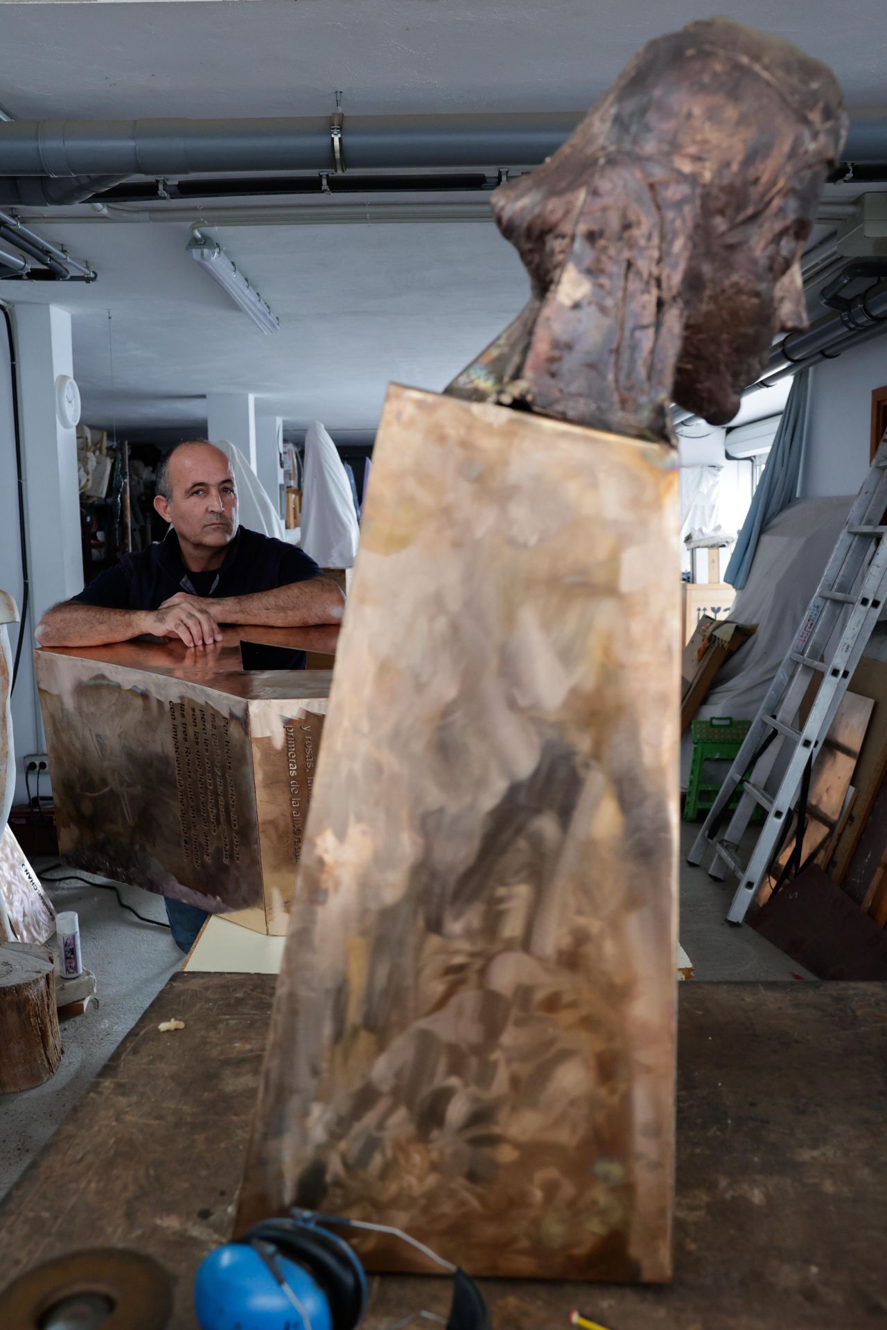 Isabel Macario y Saulo Torón, en el taller de Chano Navarro