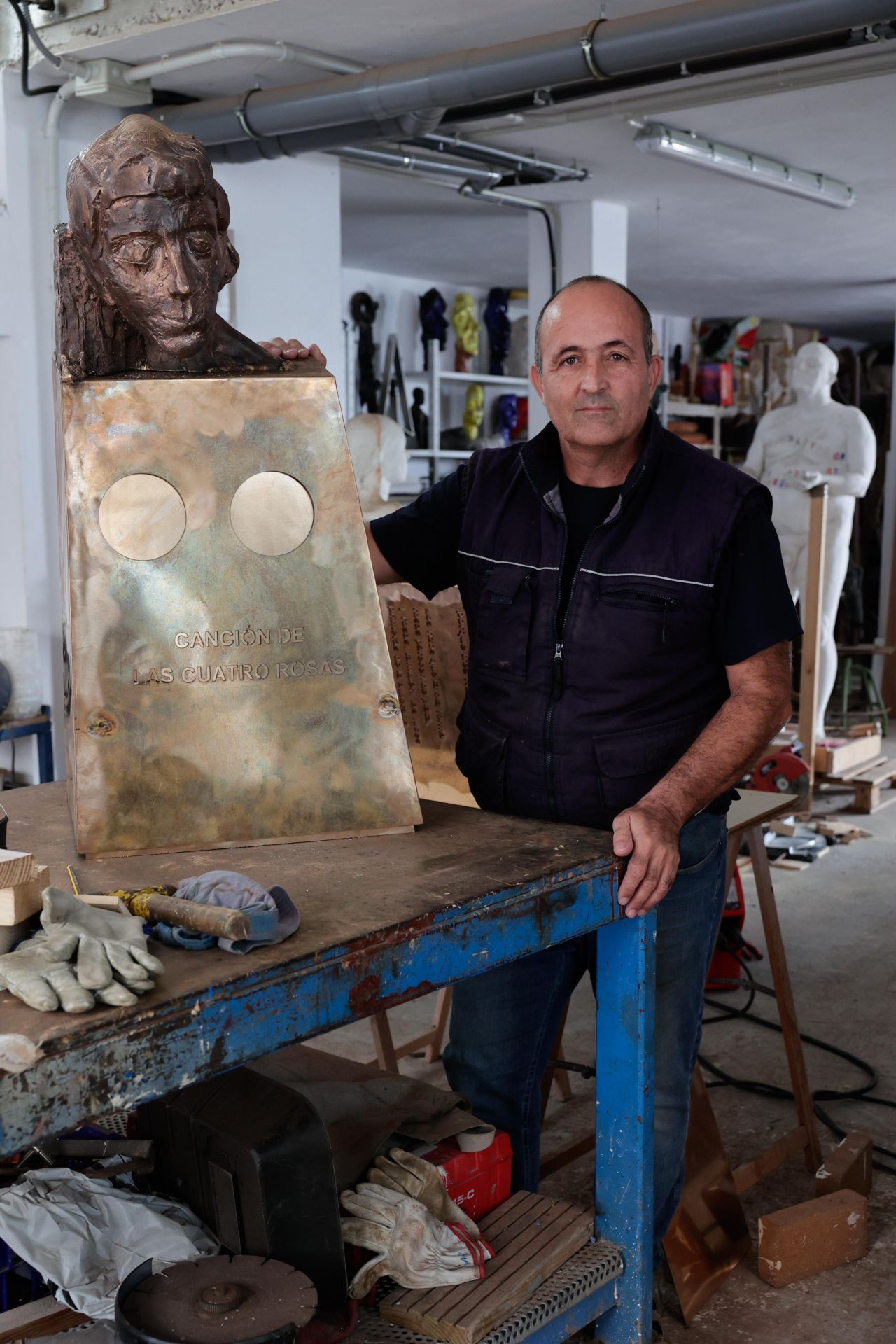 Isabel Macario y Saulo Torón, en el taller de Chano Navarro