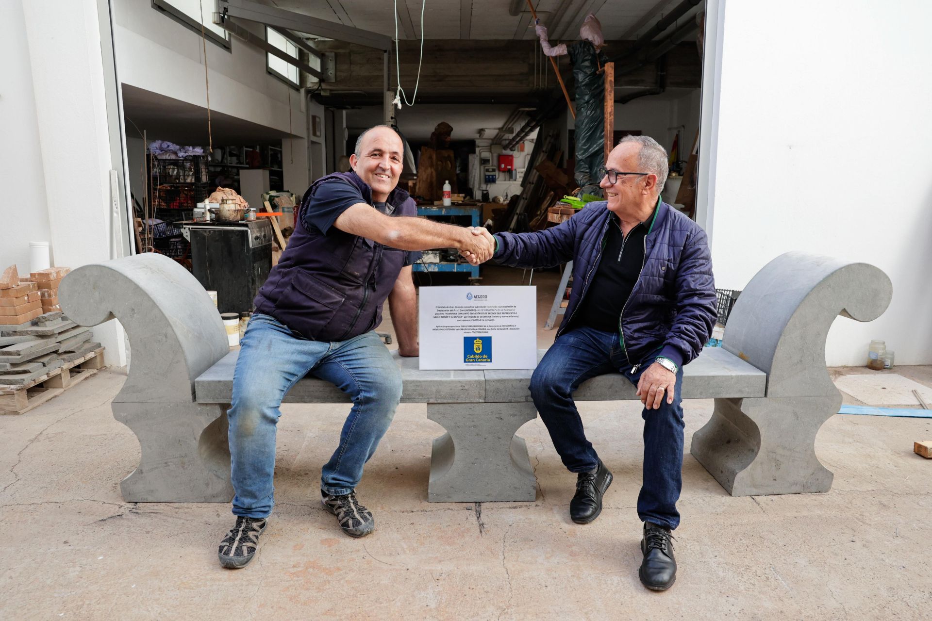 Isabel Macario y Saulo Torón, en el taller de Chano Navarro