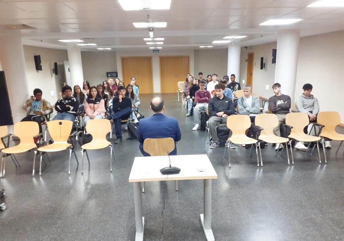 Estudiantes y docentes en la sala principal de vistas.