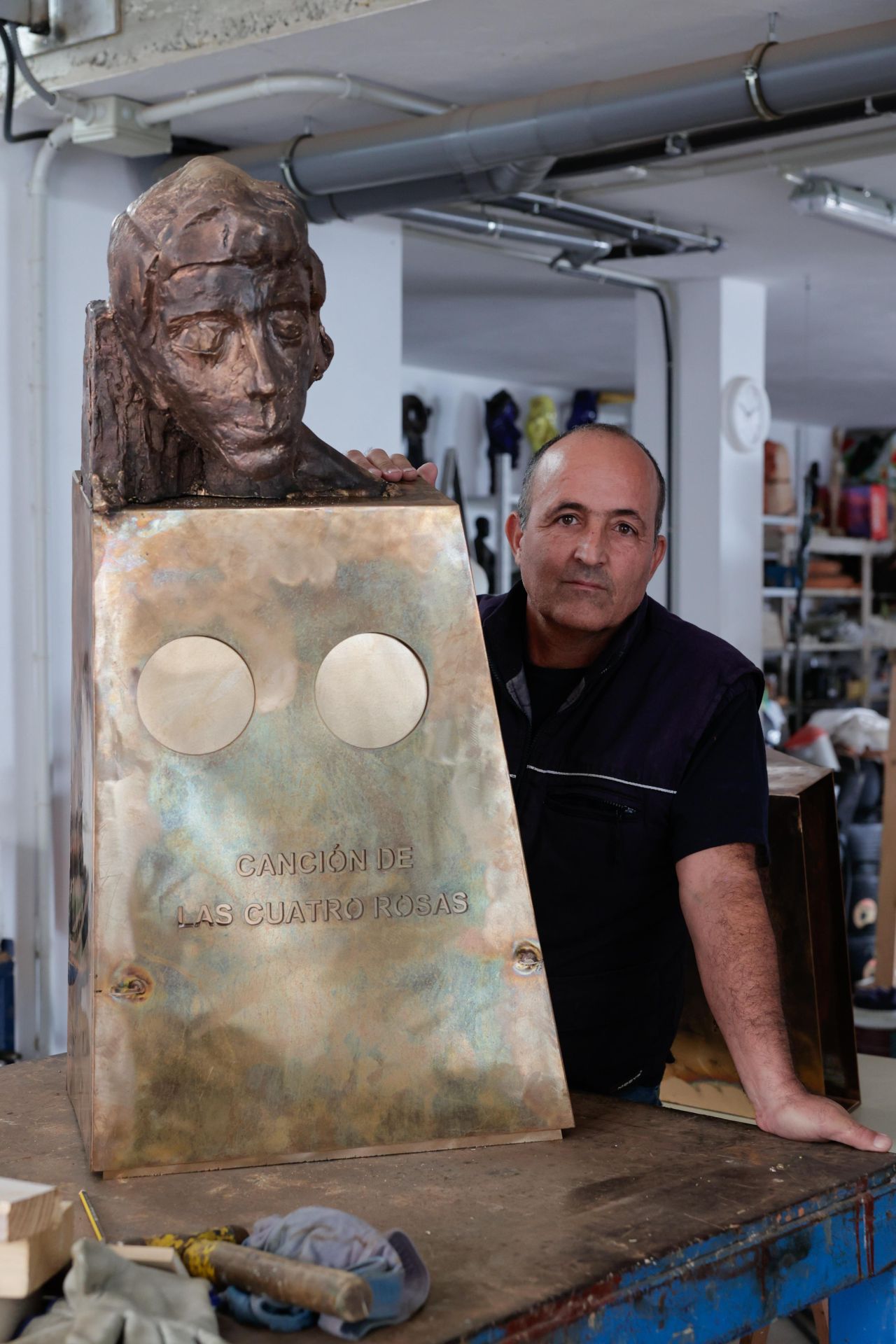 Isabel Macario y Saulo Torón, en el taller de Chano Navarro