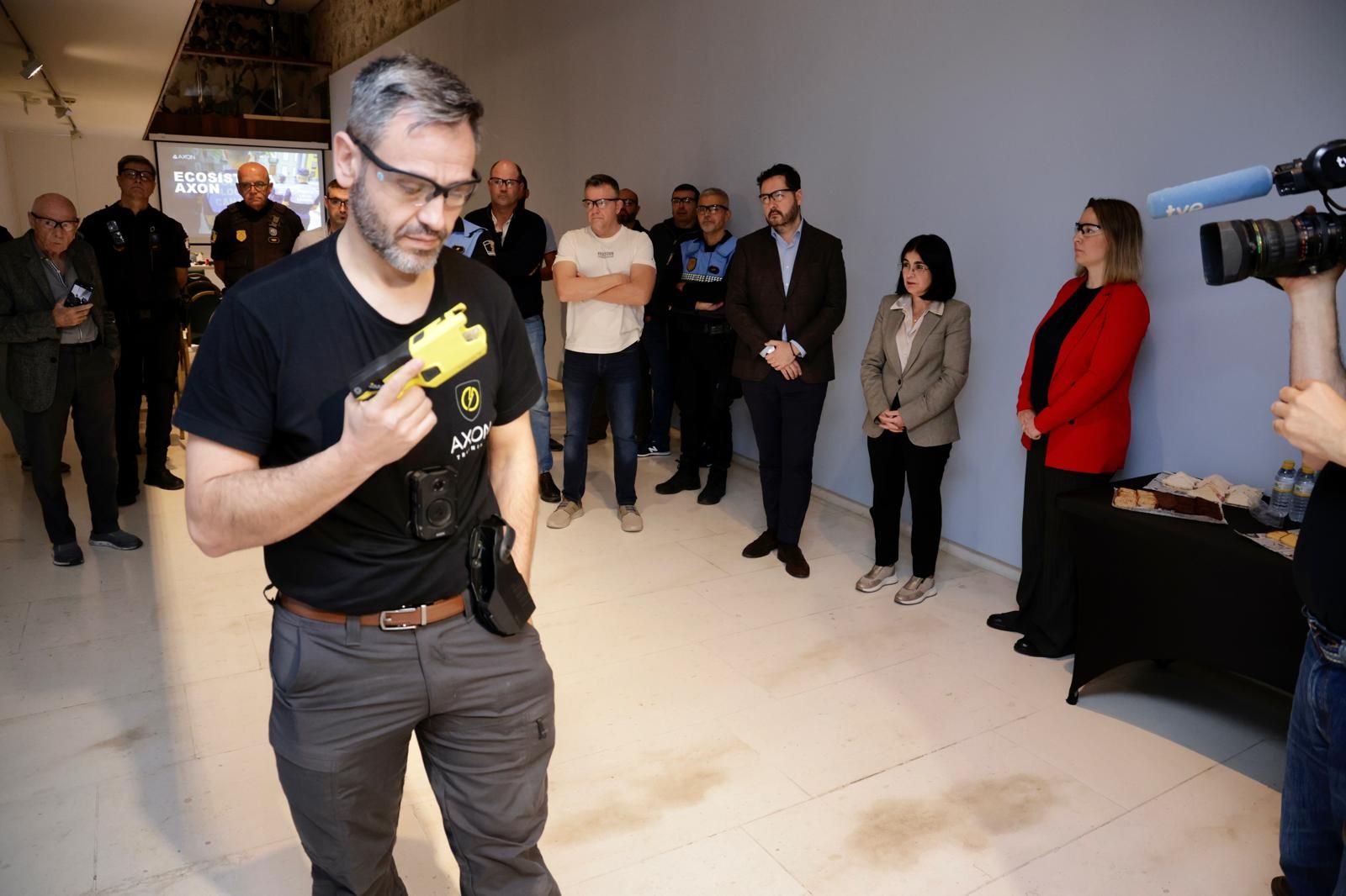Presentación de nuevas pistolas eléctricas a la Policía Local