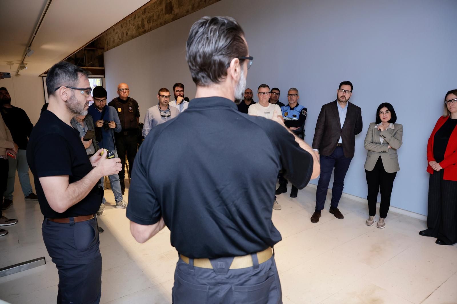 Presentación de nuevas pistolas eléctricas a la Policía Local