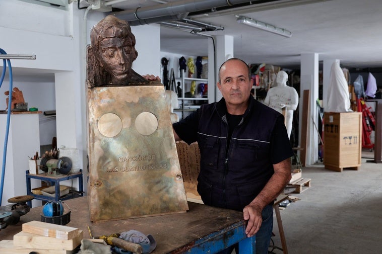 Chano Navarro, en su taller de Taliarte, con la pieza dedicada aIsabel Macario.