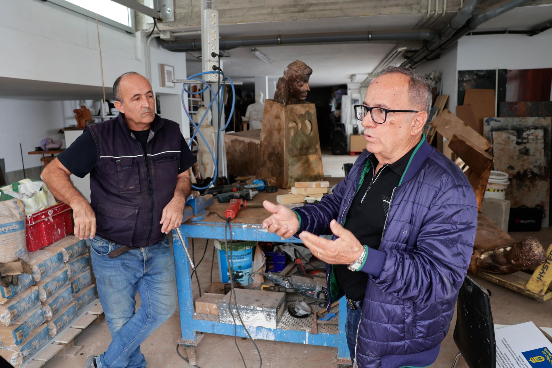 Isabel Macario y Saulo Torón, en el taller de Chano Navarro