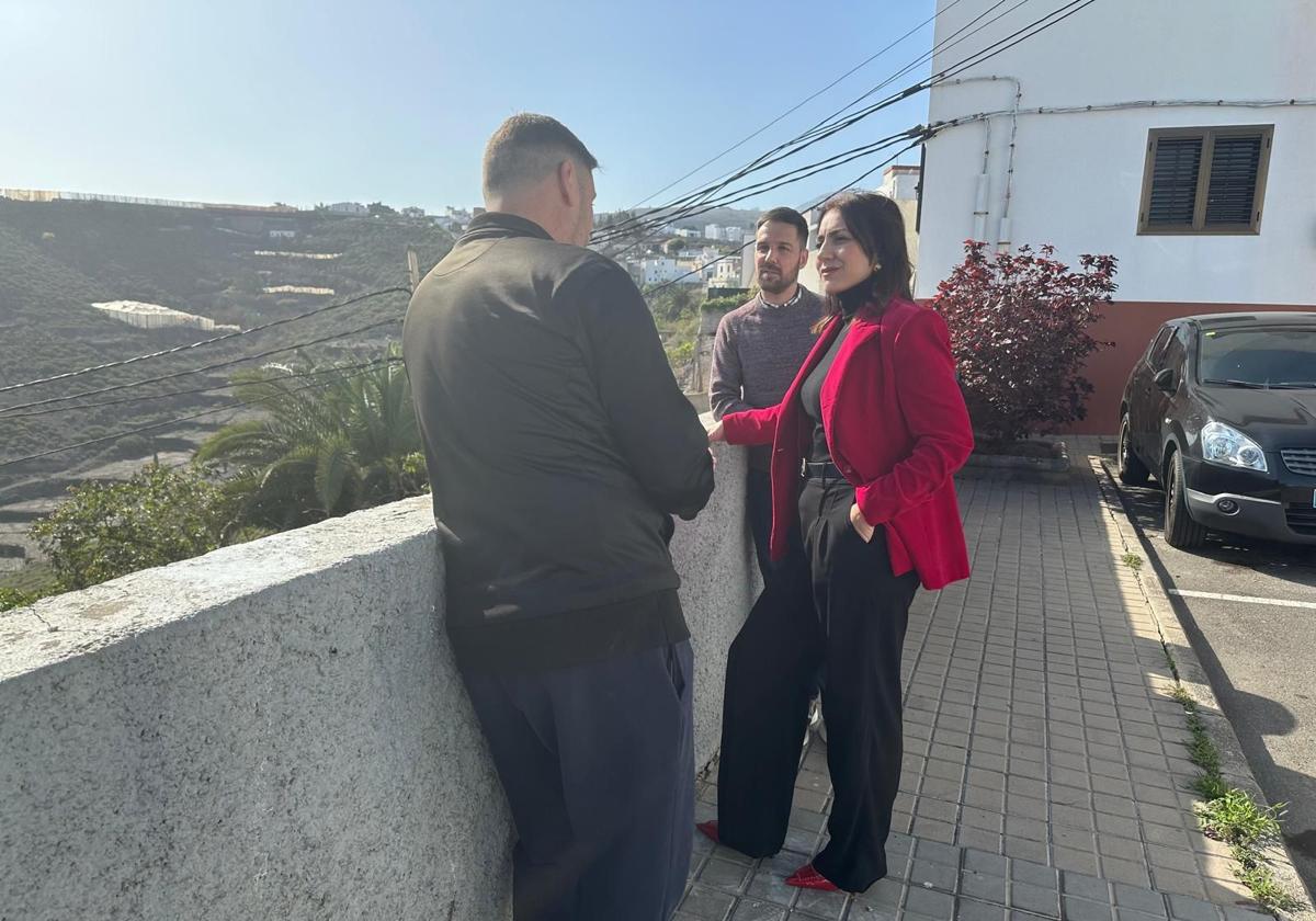 Vidina Cabrera, portavoz de CC en el Cabildo, en la visita al barrio de Lomo Quintanilla.