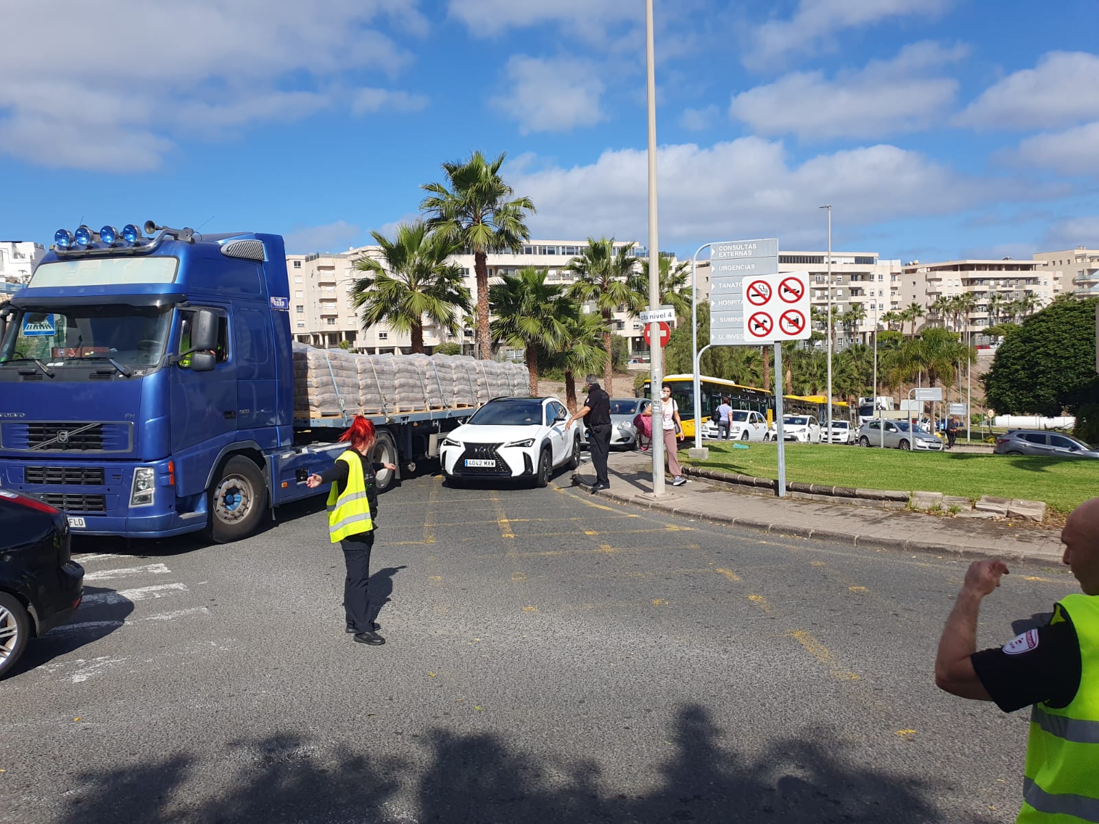 Imagen de las retenciones en la entrada al Negrín.