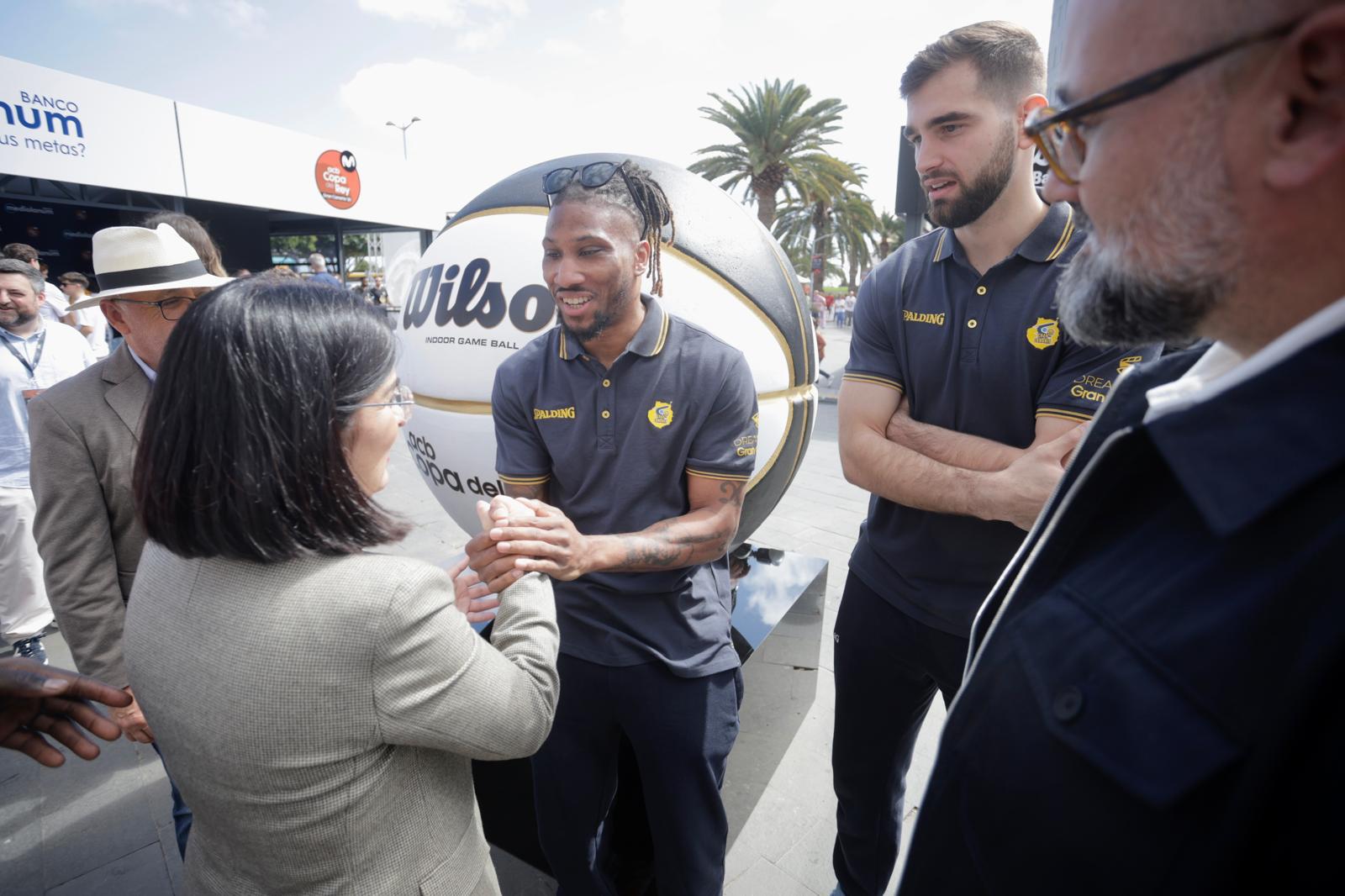 Recorrido por la Fan Zone de la Copa del Rey de las autoridades