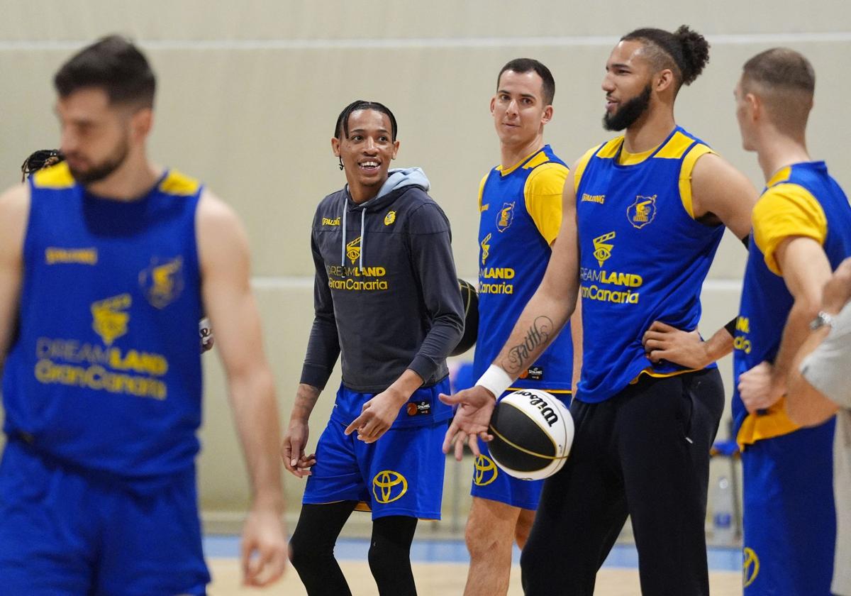 Los jugadores del Granca sonríen en el entrenamiento de este jueves en el Arena.