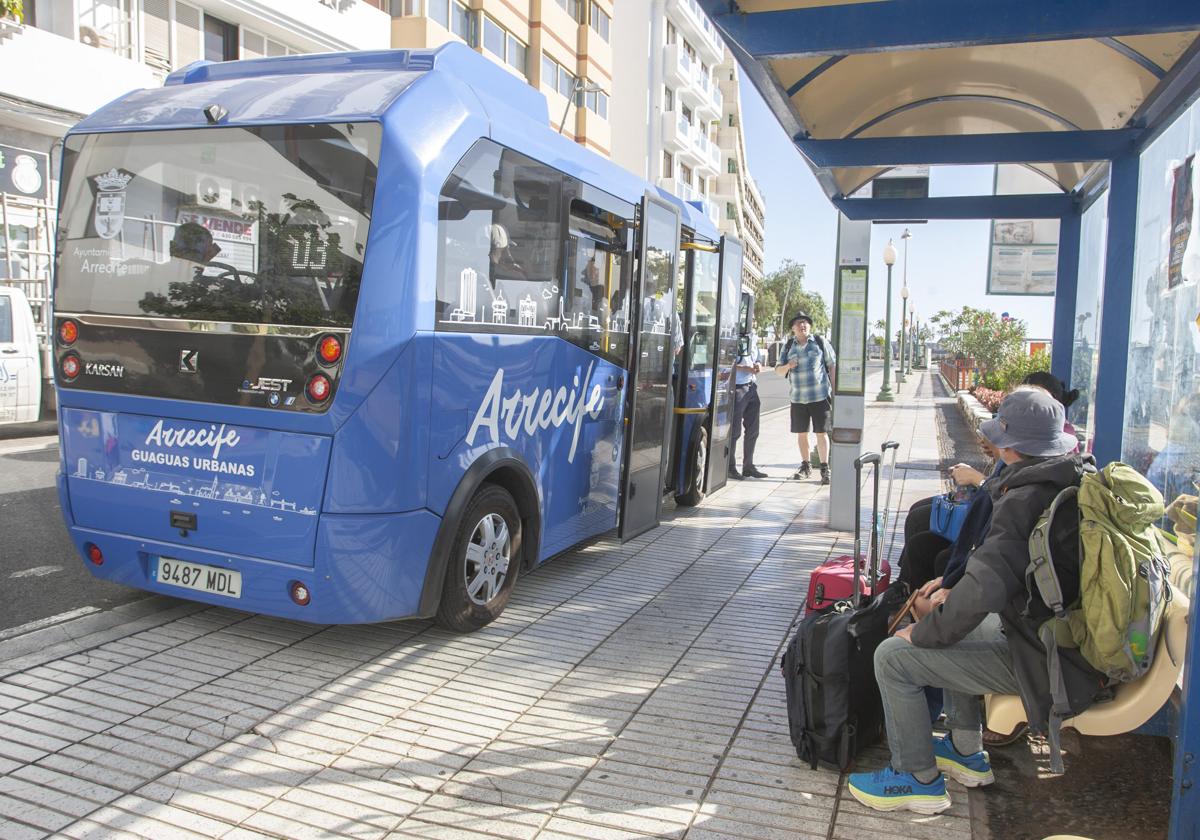 Guagua capitalina en la parada del parque José Ramírez Cerdá.