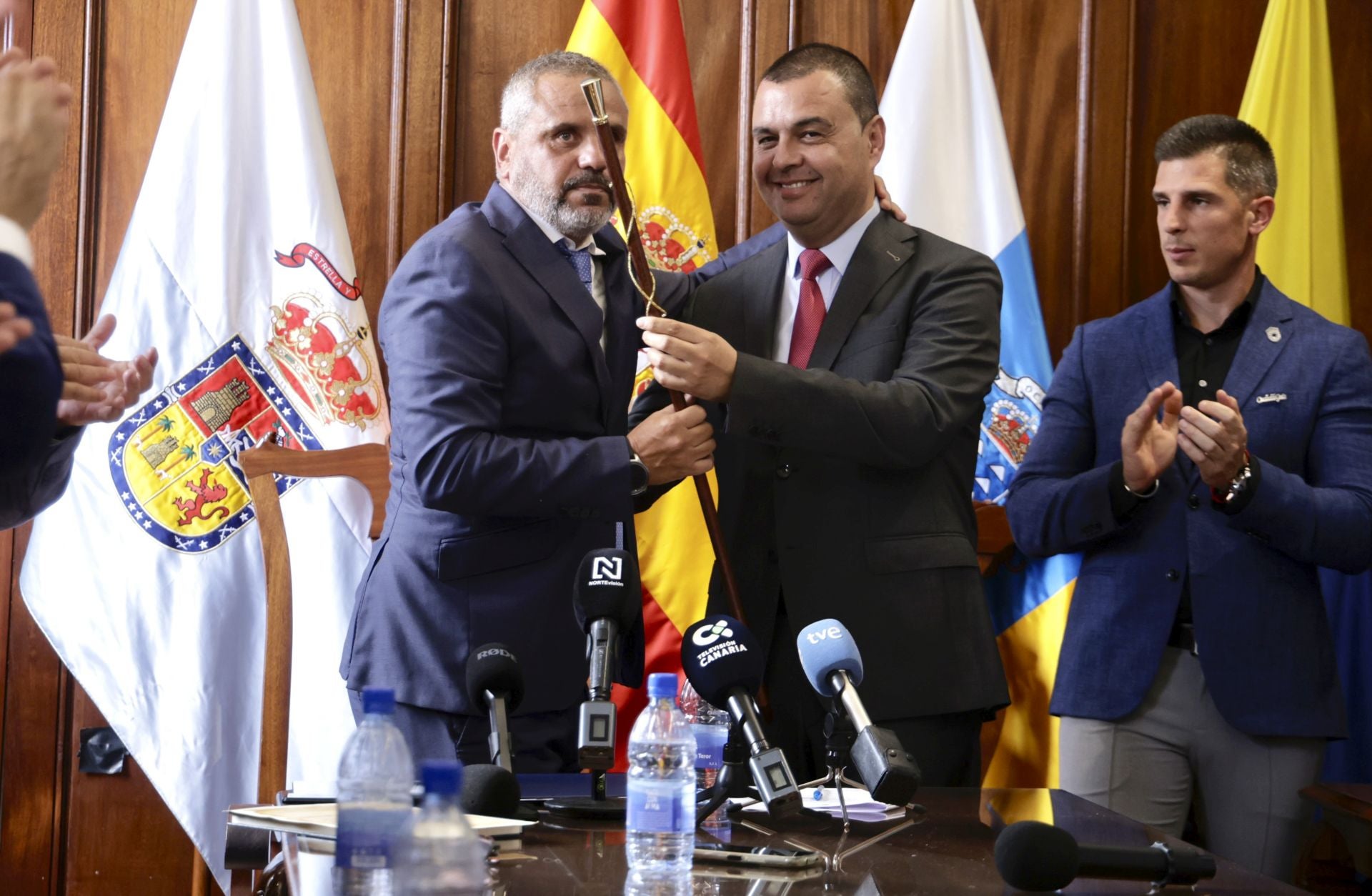 Pedro Rodríguez junto a Alfredo Gonçalves el día que prosperó la moción de censura.