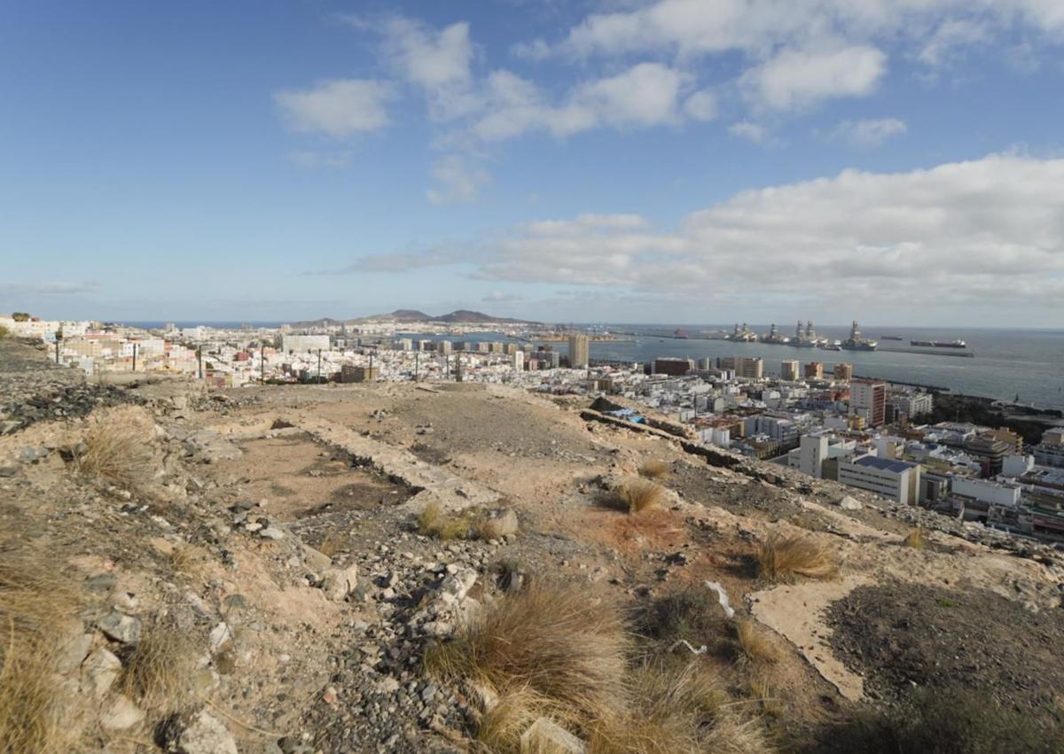 Imagen secundaria 1 - Calle cerrada, estado del mirador y parada fuera de uso hace siete años.