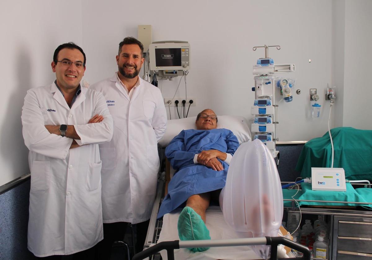 Los doctores Octavio de la Torre y Juan Carlos Moy junto a un paciente con pie diabético tratado con la bota TWO2