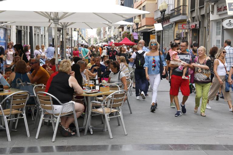 Foto de archivo de personas caminando por la calle Triana de la capital grancanaria.