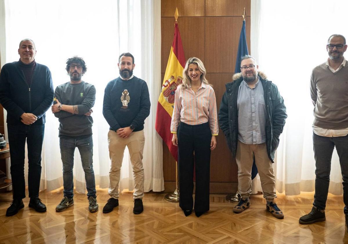 Los representantes de la CGT en Salvamento Marítimo ayer junto a la ministra de Trabajo, Yolanda Díaz.