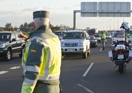 Imagen de archivo de agentes de la Guardia Civil dirigiendo el tráfico tras un accidente en la GC-1.