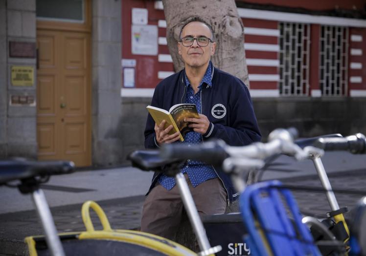 El escritor grancanario José Luis Correa, con su nueva novela.