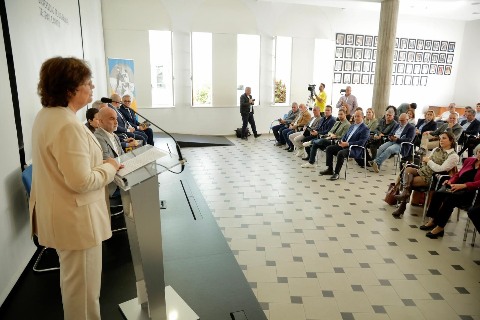 Las imágenes de la presentación de la cátedra de lucha canaria Emilio Rivero