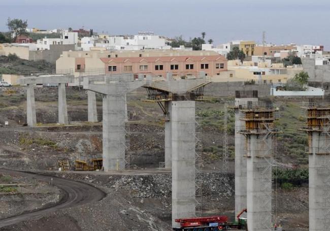 Vista de la urbanización Montespino mientras se construía la cuarta fase de la GC-3.