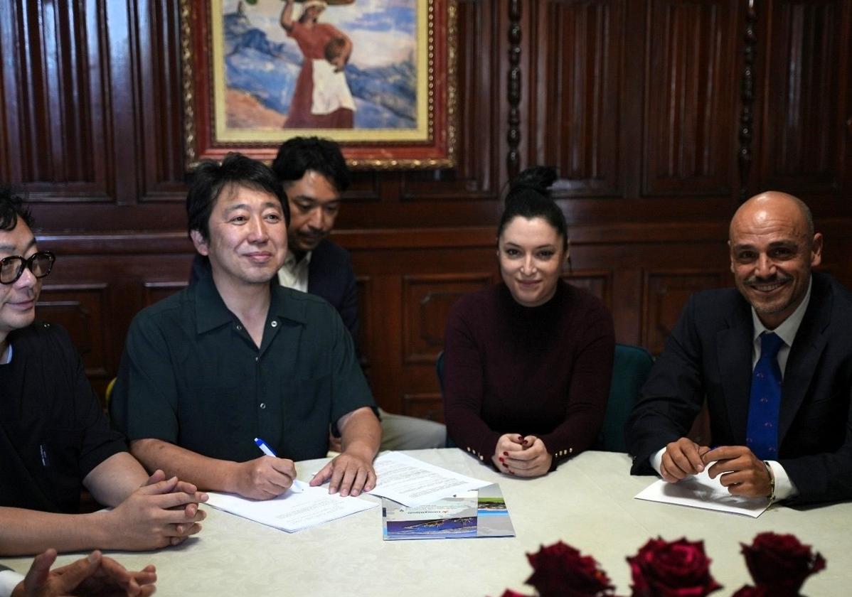 Representantes de ambos estudios se reunieron el pasado lunes para la firma.