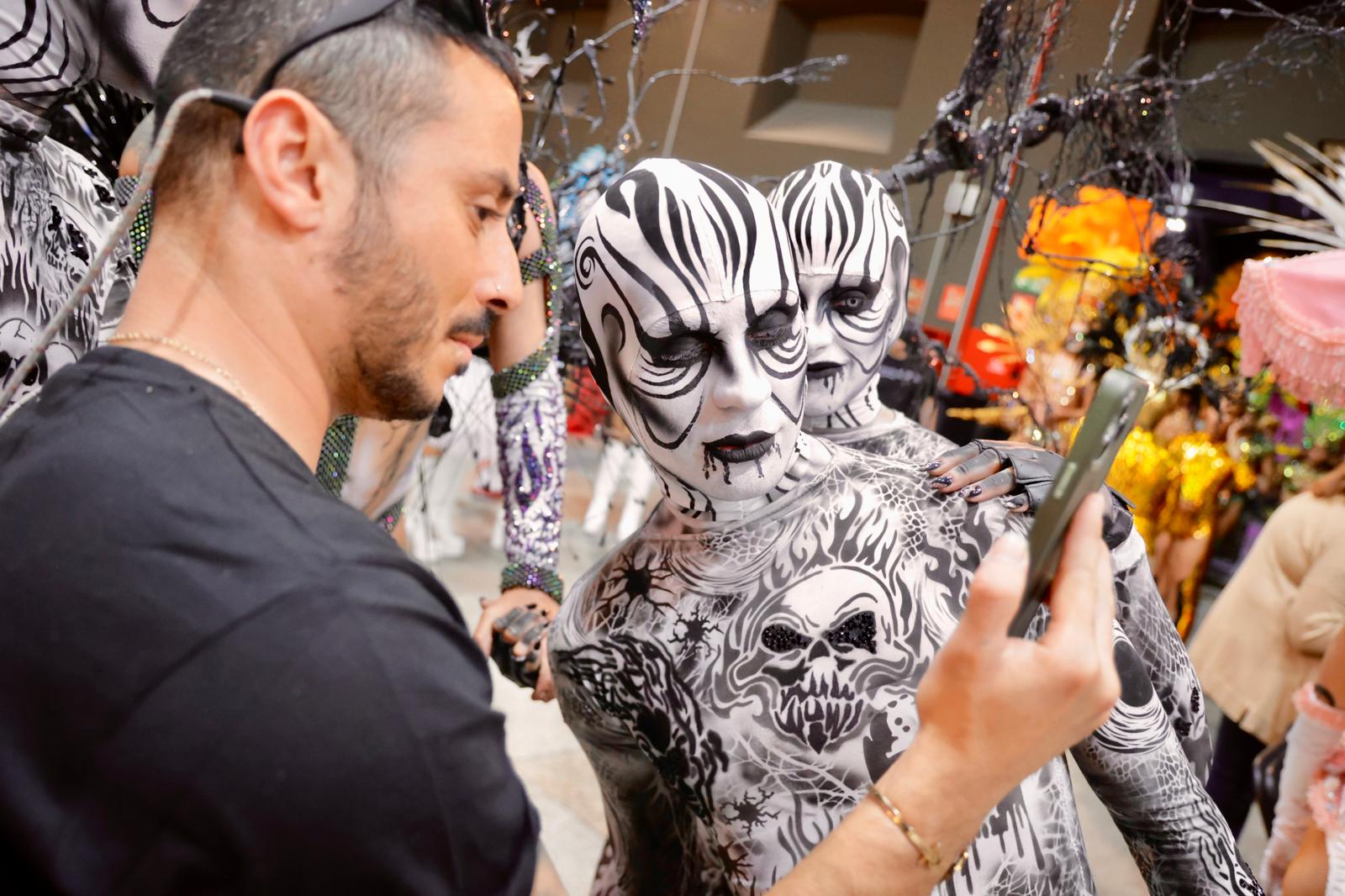 Purpurina, plumas y tacones en el backstage de los drags