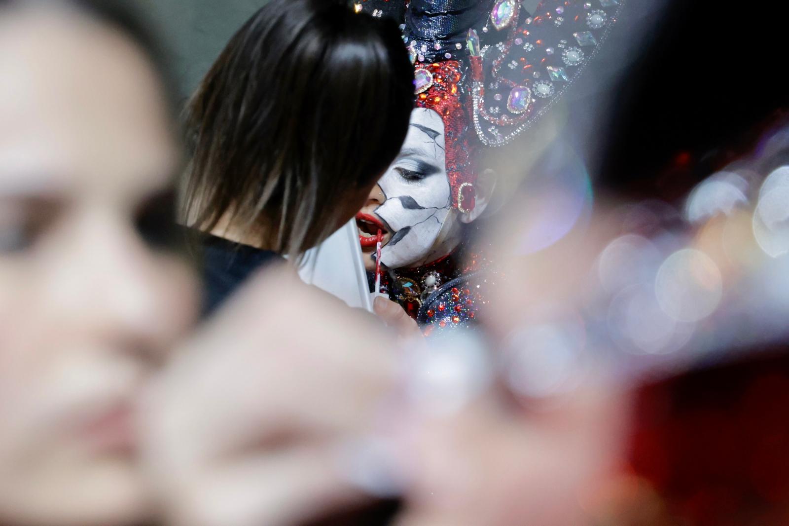 Purpurina, plumas y tacones en el backstage de los drags