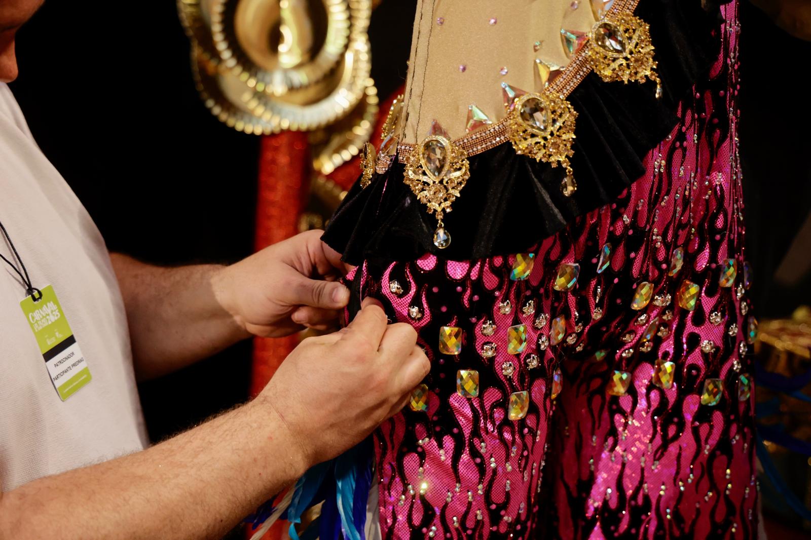 Purpurina, plumas y tacones en el backstage de los drags