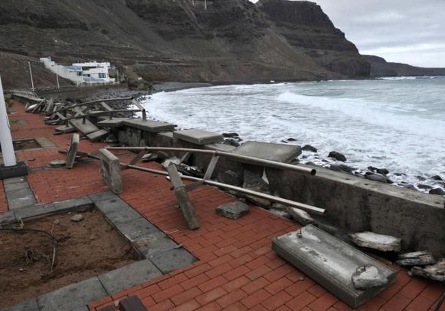 Imagen de archivo de destrozos en la avenida marítima de San Felipe causados por el mar.