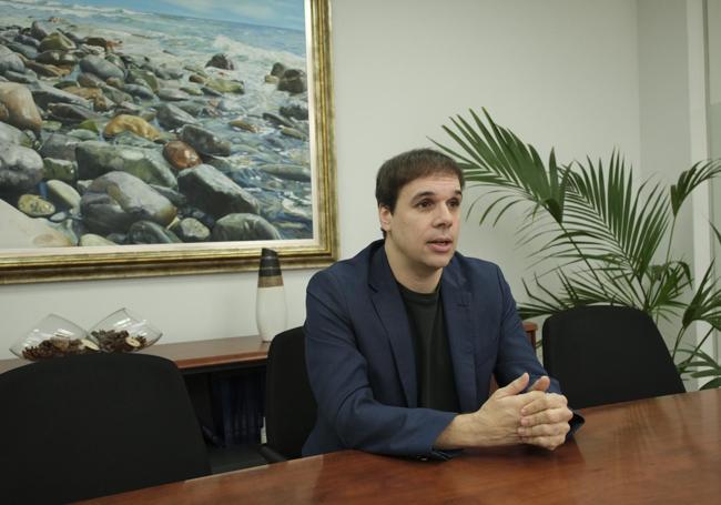 Daniel Reyes, en la sala de reuniones de su despacho de abogados.