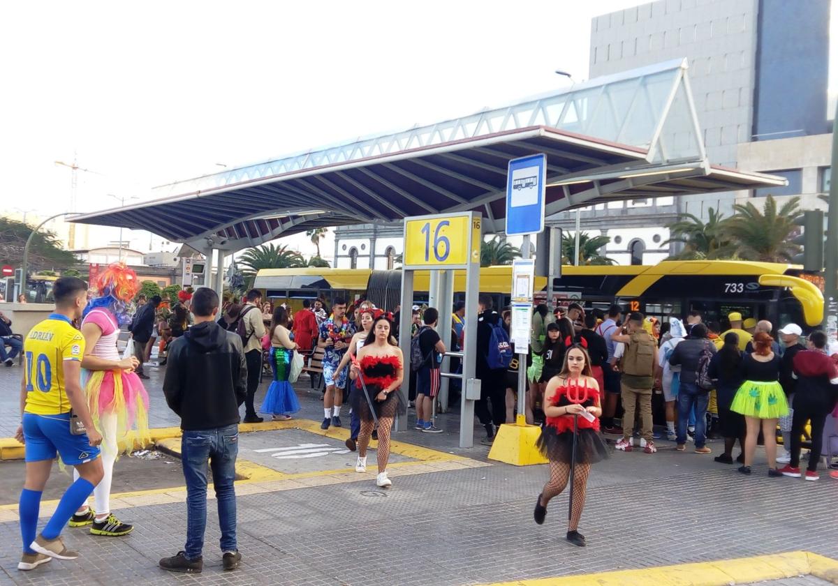 Imagen de archivo de servicio de Guaguas en unos carnavales.