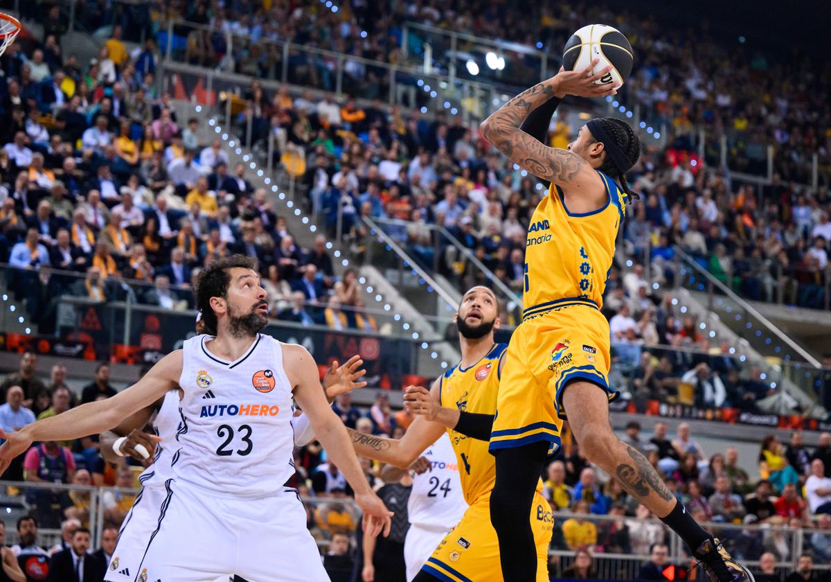 Caleb Homeslyey, durante el partido ante el Real Madrid en el Arena.