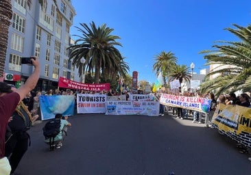 300 personas piden límites al turismo de masas en Canarias