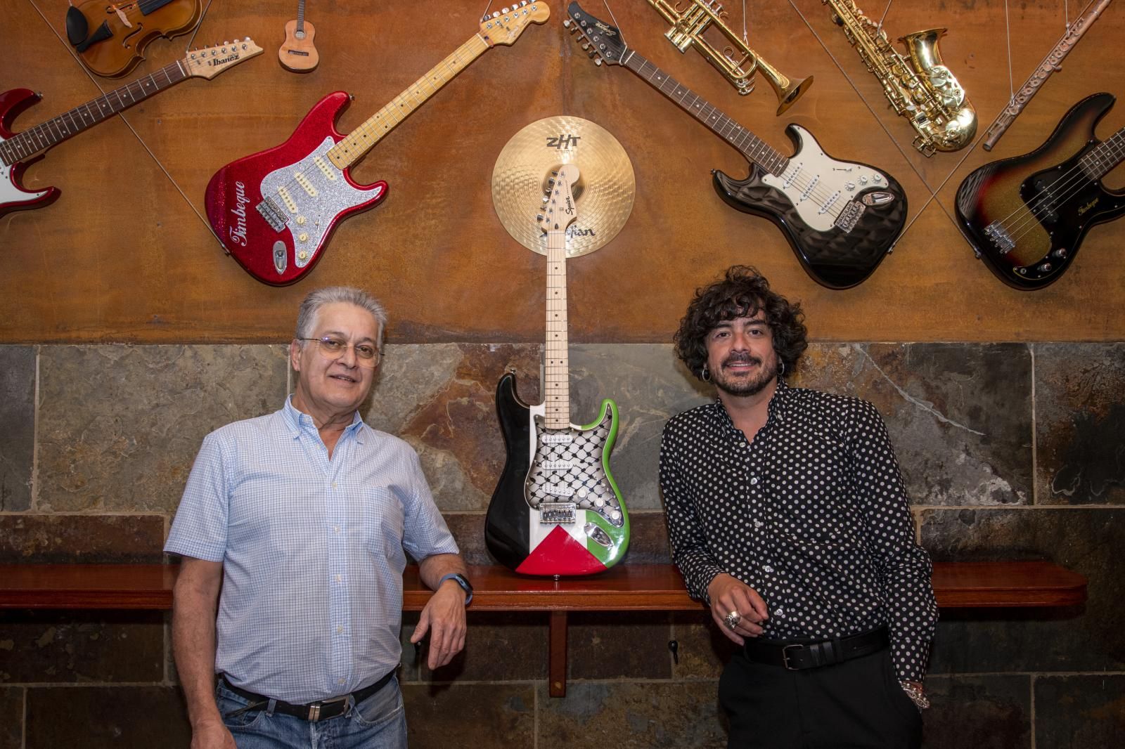 Carmelo Angulo y Said Muti posan junto a la guitarra en el Timbeque.