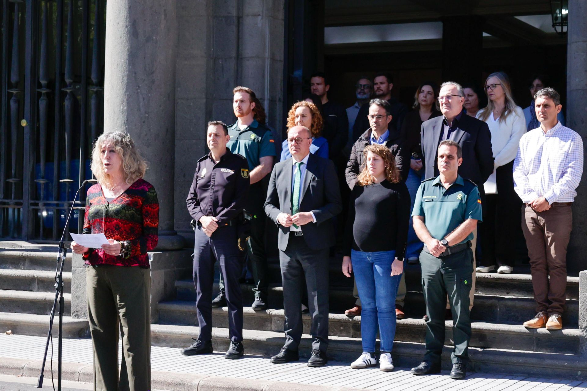 Minuto de silencio en la delegación del Gobierno por el crimen de María Dolores Illán