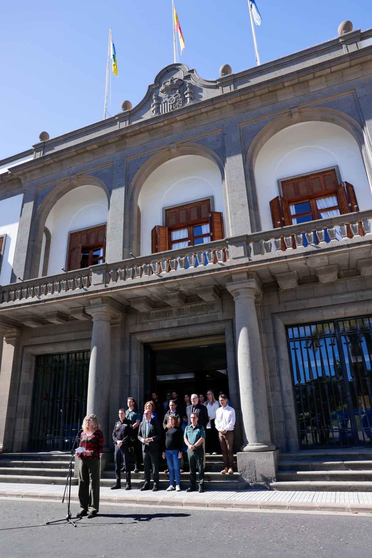 Minuto de silencio en la delegación del Gobierno por el crimen de María Dolores Illán