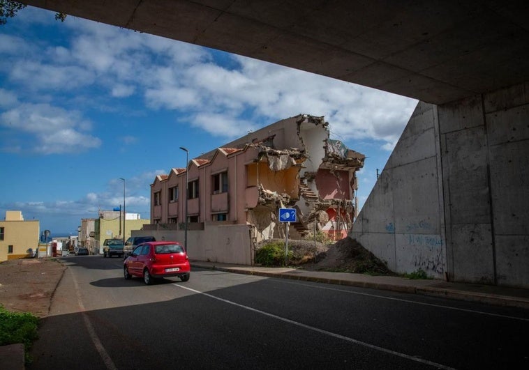 Vista del inmueble en ruinas de Lomo Espino okupado por jóvenes migrantes.