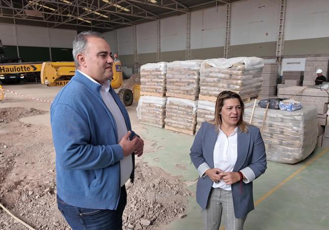 Vanesa Martín y Rayco Padillo durante una visita a las obras.