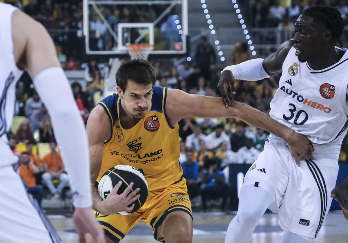 Nico Brussino entrando a canasta ante Ndiaye, jugador del Real Madrid.