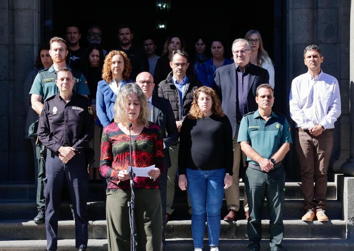 Imagen secundaria 1 - Arriba, minuto de silencio guardado por el Ejecutivo regional, abajo, por la Delegación del Gobierno (i) y por el Ayuntamiento de Las Palmas de Gran Canaria.