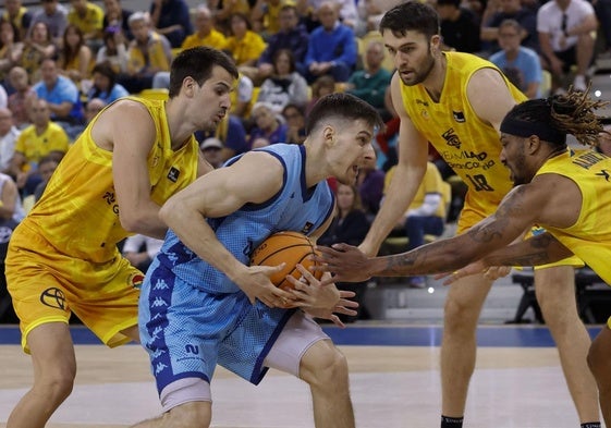 Brussino y Albicy, que aparecen en la foto junto a Tobey en acción defensiva, tienen compromisos internacionales.