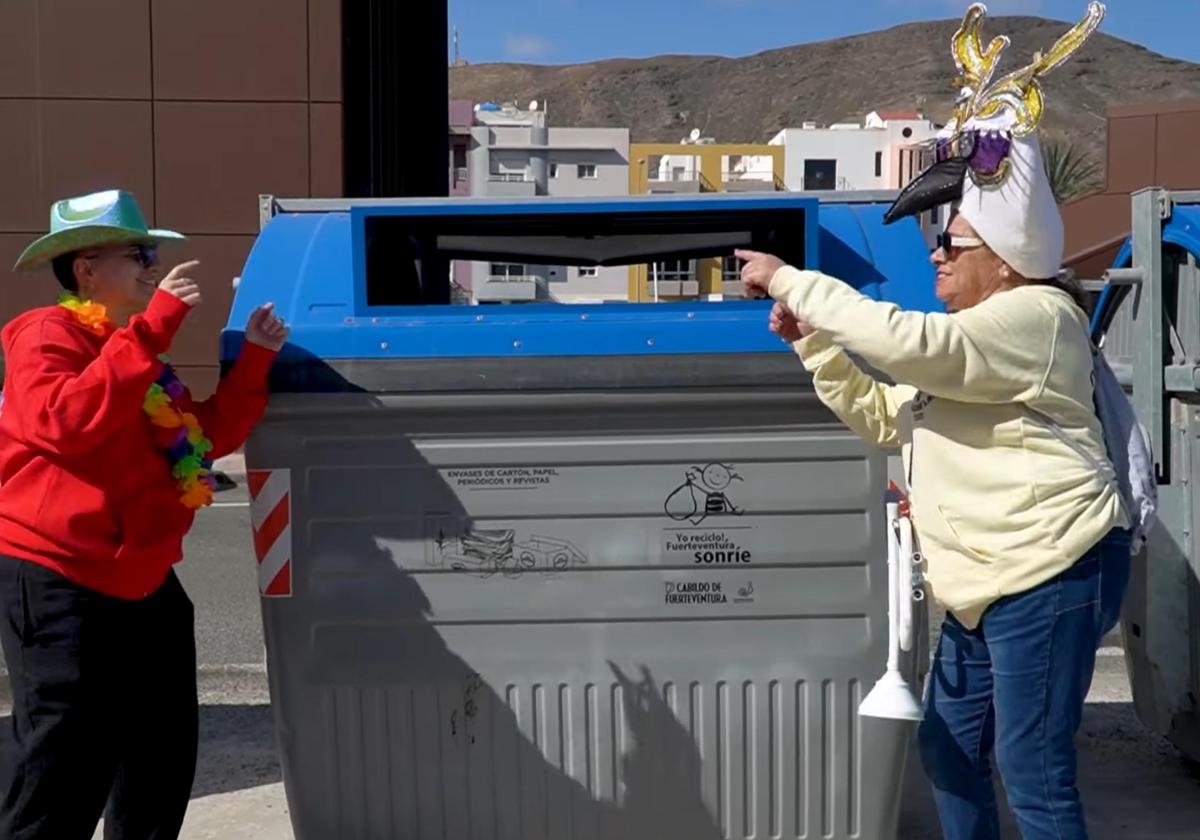 Integrantes de las murgas del municipio, en el vídeo de la campaña de concienciación ciudadana.