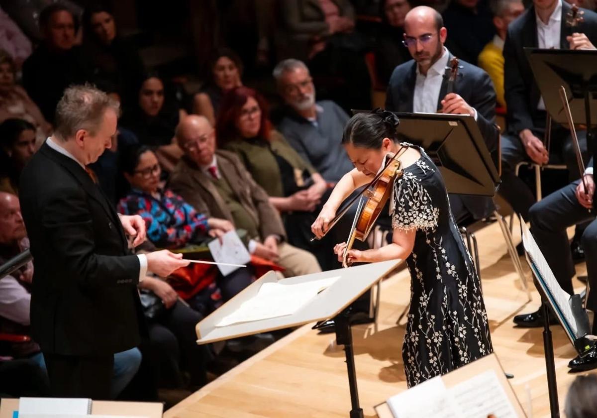 Midori, durante su interpretación del concierto de Sibelius, dirigida por Jonathan Nott.