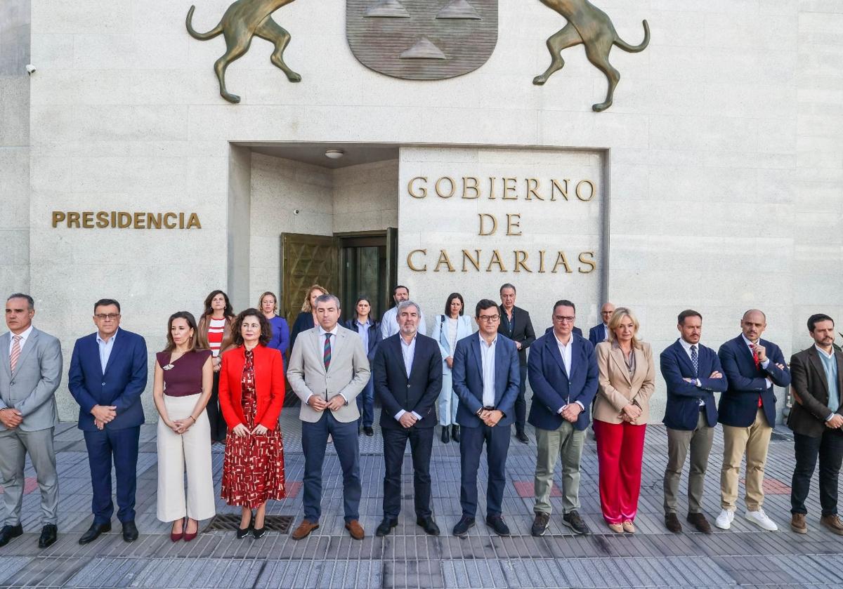 Imagen principal - Arriba, minuto de silencio guardado por el Ejecutivo regional, abajo, por la Delegación del Gobierno (i) y por el Ayuntamiento de Las Palmas de Gran Canaria.