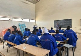 Un grupo de jóvenes del proyecto 'Tierra Firme', del Gobierno de Canarias, en el Centro de Enseñanza Técnica y de Formación Profesional Industrial de Nuakchot.