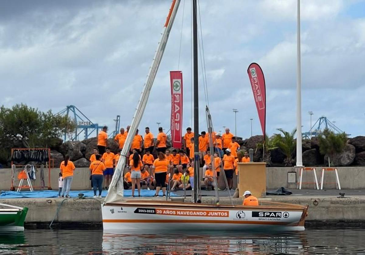 Foto de archivo de un grupo de jóvenes en una actividad deportiva y de ocio organizada por Aspercan.