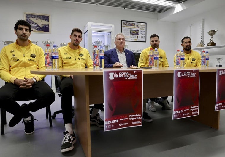 Martín Ramos, Almansa, De Amo y Nico Bruno junto al presidente Juan Ruiz.