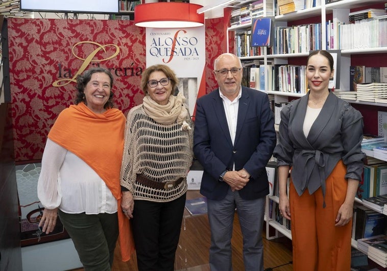 De izquierda a derecha, Rita y Amalia Llabrés, nietas de Alonso Quesada, posan con Antonio Morales y Guacimara Medina, en la presentación de este martes.