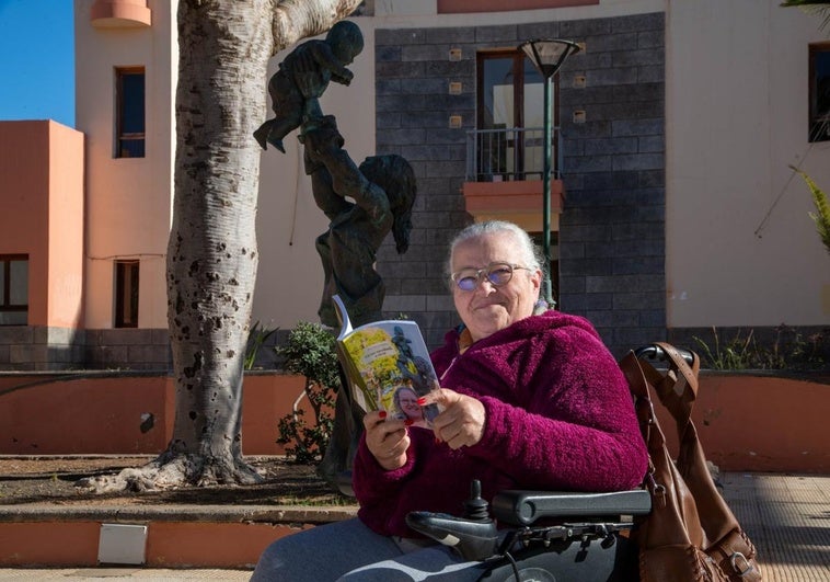 Ana Cruz, con su libro,en la plaza de la Casa de la Cultura del Crucede Arinaga.