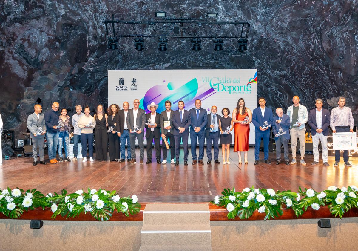 Foto de familia de autoridades con deportistas y representación de entidades reconocidas.