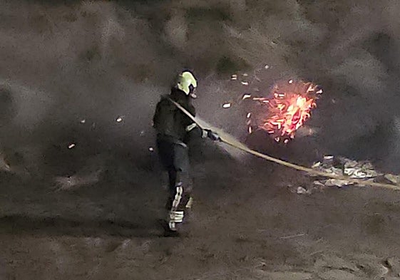 Imágenes de la actuación de los bomberos sobre el canal de Arinaga.